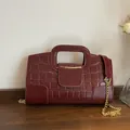 Sac carré bordeaux foncé à motif crocodile avec chaîne dorée et poignée supérieure - Rouge