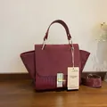 Sac à main bordeaux en daim mat et cuir embossé crocodile avec bandoulière - Bordeaux