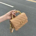 Gesteppte kamelfarbene Handtasche mit goldener D-Schnalle und elegantem Griff - Khaki