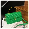 Sac à main matelassé vert vif avec poignée en bambou et détails dorés chic - Vert