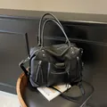 Grand sac fourre-tout noir vintage avec texture grainée et détails de fermeture éclair - Noir