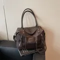 Grand sac cabas marron foncé en cuir grainé avec fermetures éclair argentées - café