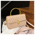 Sac bandoulière matelassé beige chic avec poignée en bambou dorée et fermoir - Kaki