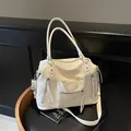 Grand sac cabas blanc en cuir grainé avec plusieurs zips et bandoulière réglable - Blanc Cassé