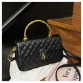 Sac à main matelassé noir avec poignée en bambou doré et fermoir rotatif chic - Noir