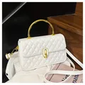 Borsa trapuntata bianca con manico in bambù dorato e chiusura metallica in stile moderno - Bianco