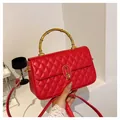 Elegante borsa trapuntata rossa con manico in bambù dorato e chiusura girevole - Rosso