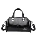 Bolso de mano clásico en cuero negro con logo de canguro y detalles de cremallera lateral - Negro