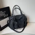 Borsa tote retrò capiente grigio scuro opaco con tasche multiple e tracolla - Nero