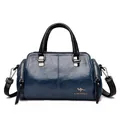 Bolso Boston retro azul con asas negras y logo de canguro metálico en el frente - Azul