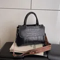 Μαύρη τσάντα με ανάγλυφο κροκόδειλο και υφασμάτινο ιμάντα ώμου με στέμμα - Μαύρο