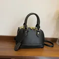 Sac shell rétro en cuir grainé noir avec détails dorés et bandoulière élégante - Grand / Noir
