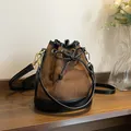 Sac seau en daim matelassé marron foncé avec bordure en cuir noir et cordon de serrage - Marron
