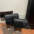 Borsa a catena trapuntata nera in dimensioni grande e piccola con finitura cerata - S / Nero