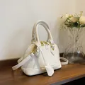 Sac à main blanc motif litchi avec détails dorés et bandoulière réglable - Grand / Blanc Cassé
