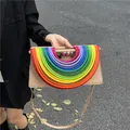 Beige gewebte Umhängetasche mit buntem Regenbogen-Griff und eleganter Rechteckform - bunt