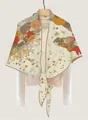 Detail eines bedruckten Dreieckstuchs mit Blumenmuster über einer Bluse - Beige Künstlerischer Pferde-Blumendruck (S2389) / 180*130CM