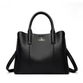 Sac à main élégant en cuir noir avec logo doré et bandoulière amovible pratique - Noir