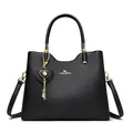 Schwarze Lederhandtasche mit goldenem Känguru-Logo und Herzanhänger auf weißem Grund - Schwarz