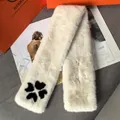 Bufanda de piel sintética suave con diseño de trébol para calidez y estilo invernal - Blanco