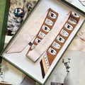 Elegante Twilly-Schals mit Vintage-Muster in Rosa und Karamell in einer Geschenkbox - 5x120cm / Braun