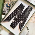 Elegante sciarpa sottile in poliestere bianco e nero con motivi a camelia e trifoglio - Stile con Motivo Firma Nero (S1759)