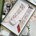 Beige Twilly-Schal mit Bogenmuster und roten Akzenten in einer eleganten Geschenkbox - 5x120cm / Rot