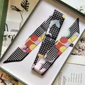 Detailansicht eines Polka-Dot-Seidentuches mit Pferdemuster in hochwertiger Geschenkbox - 5x90cm / Schwarz