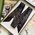 Dettaglio ravvicinato di due sciarpe twilly in seta con motivi graffiti in confezione regalo - Stile Graffiti Artistico Nero (S1759)