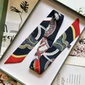 Detail von luxuriösen Seidenschals mit nautischem Seilmuster in einer edlen Geschenkbox - Schwarz