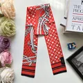 Eleganter roter schmaler Seidenschal mit Blumenmuster und Reiter-Motiven auf weiß - Rot