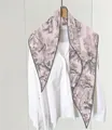 Dettaglio di sciarpa rosa con stampa Toile de Jouy grigia su una camicia bianca - 23 / 45*115cm