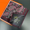 Scialle in cashmere bordeaux con motivo paisley, bordi in pizzo e scatola regalo arancione - 66x66cm / Rosso Vino Scuro Paisley (19)