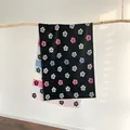 Dettaglio della stampa a camelia su scialle invernale spesso reversibile con frange - Taglia unica / Nero