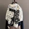 Dettaglio del motivo a camelia su scialle in finto cashmere spesso con frange - Beige-Nero