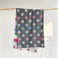 Dettaglio sciarpa a fiori di camelia con motivi colorati e frange su ramo di legno - Taglia unica / Grigio