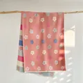 Dettaglio del motivo a camelia su una spessa sciarpa invernale rosa corallo con frange - Taglia unica / Rosa