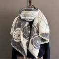 Sciarpa spessa in finto cashmere con motivo a camelie e rombi e rifinitura a frange - Grigio