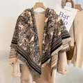 Scialle invernale in finto cashmere beige con stampa foresta e frange decorative - Caffè Scuro
