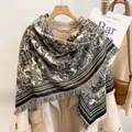 Sciarpa invernale in finto cashmere con stampa paesaggio retrò bianca e nera e nappe - Nero
