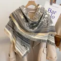 Sciarpa in finto cashmere con stampa foresta grigia ed eleganti dettagli di frange - Grigio