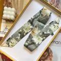 Foulard en soie vert gris avec motif magnolia blanc dans une boîte cadeau décorée - Ruban Mi-long (S50) / S50 Magnolia
