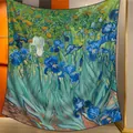 Großes quadratisches Seidentuch mit Van Gogh Iris-Muster als eleganter Damenschal - Schwertlilien Dunkelblau (08)