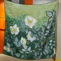 Quadratisches Seidentuch im Ölgemälde-Stil mit Blumen und handrollierten Kanten in Grün - Weiße Blume Grünes Blatt (06)