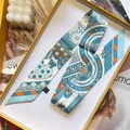 Elegante pañuelo largo twilly de seda con estampados de insectos en caja de regalo amarilla - 90x5cm / Azul