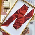 Dettaglio foulard in seta rosso vino a righe geometriche per borse fai-da-te moda - Rosso