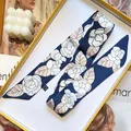 Marineblauwe camellia twilly zijden sjaal voor tassen en haar in een witte geschenkdoos - Blauw