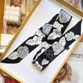 Elegante zwart-witte camelia zijden sjaal voor haar en handtas accessoires - Zwart