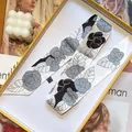 Elegante camelia zijden twilly sjaal met bloemenpatroon in een luxe geschenkdoos - Wit