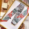 Elegante grijze zijden sjaal met rode rand in een gele geschenkdoos met decoratie - Grijs